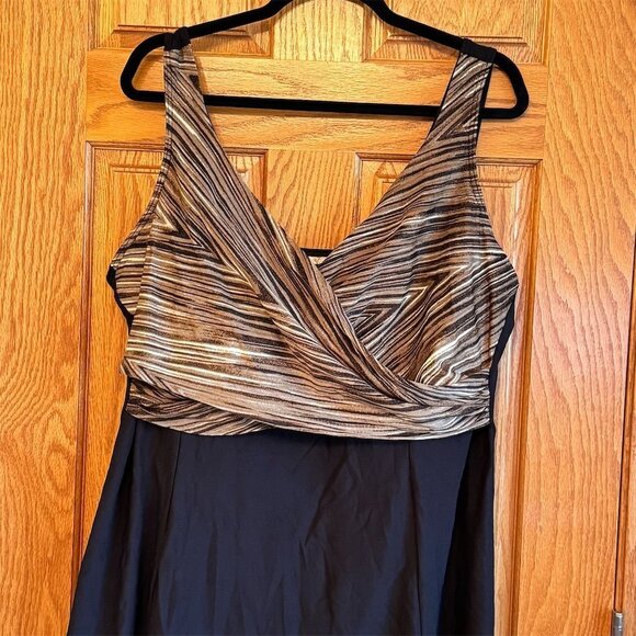 It Figures! Women's Plus Size 26W 3X Black Gold Striped Swimdress Like New - Picture 3 of 8